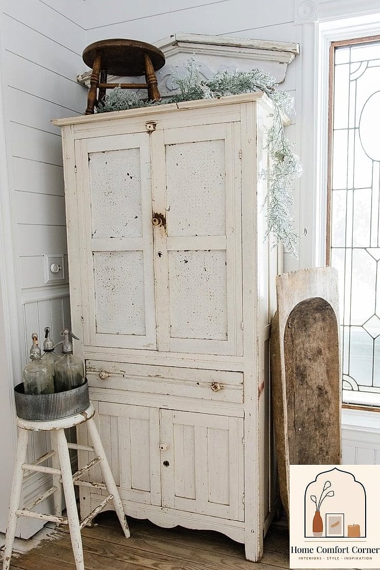 14 Beautiful Vintage Farmhouse Decor Inspiration Photos Worth Saving 3 A Chippy White Farmhouse Table